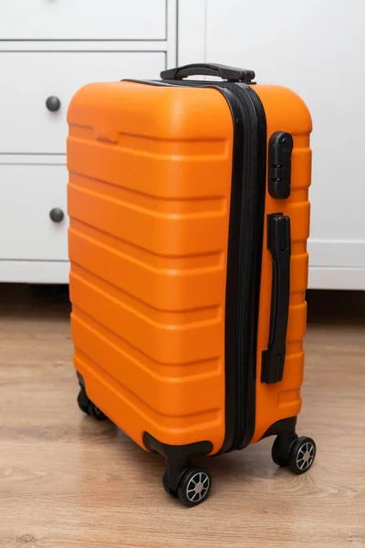 オレンジトラベルスーツケース — ストック写真