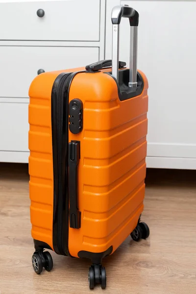 Oranžový cestovní kufr — Stock fotografie