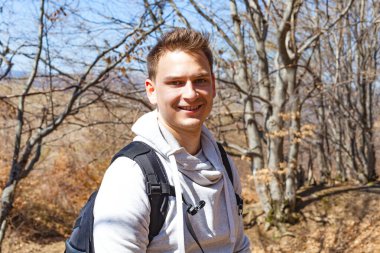 Yürüyüş genç adam. 