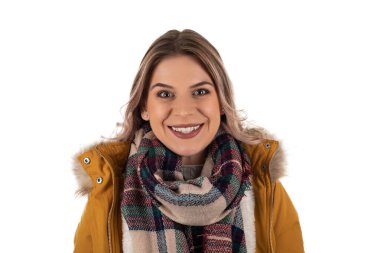 Hardal ceketli çekici bir kadın.