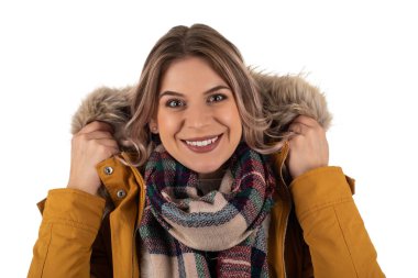 Hardal ceketli çekici bir kadın.