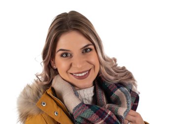 Hardal ceketli çekici bir kadın.