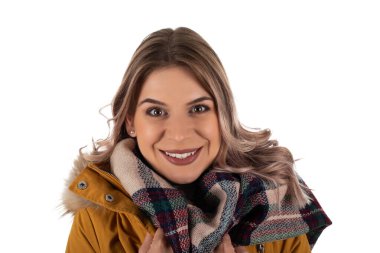 Hardal ceketli çekici bir kadın.