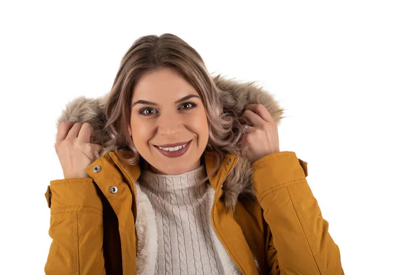 Mulher encantadora com jaqueta de mostarda — Fotografia de Stock