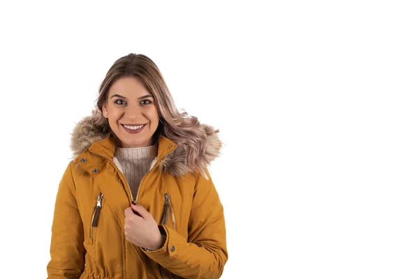 Mulher encantadora com jaqueta de mostarda — Fotografia de Stock