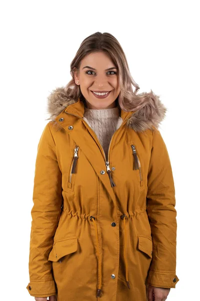 Charmante Frau mit Senfjacke — Stockfoto