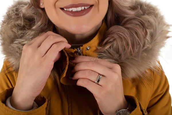 Mulher encantadora com jaqueta de mostarda — Fotografia de Stock