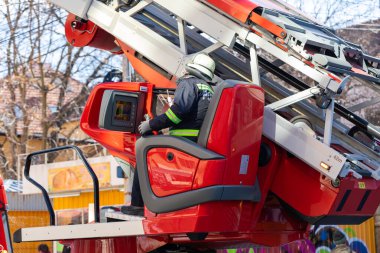 Kırmızı itfaiye aracı