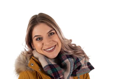 Hardal ceketli çekici bir kadın.