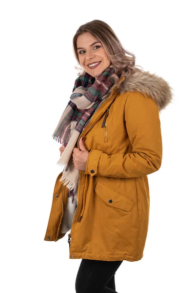 Mulher encantadora com jaqueta de mostarda — Fotografia de Stock