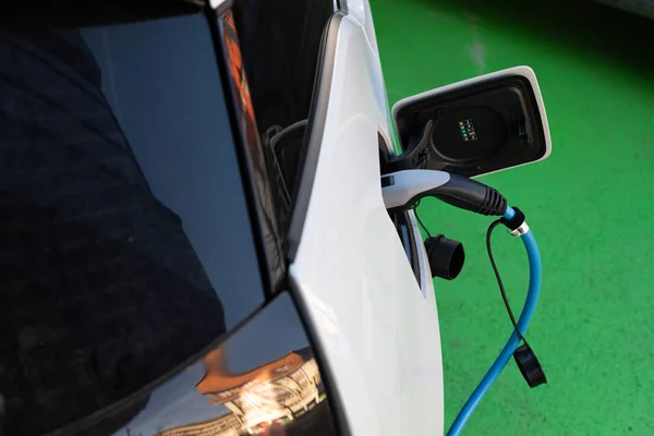 Fonte de alimentação para carro elétrico — Fotografia de Stock