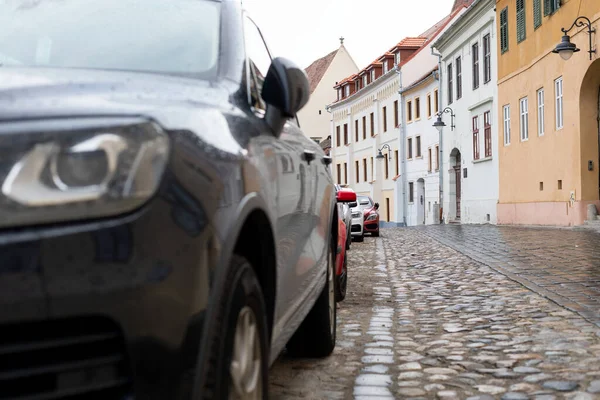 Sibiu centrum, geparkeerde auto 's — Stockfoto