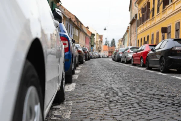 Sibiu centrum, geparkeerde auto 's — Stockfoto