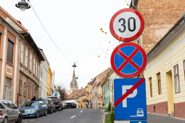 Sibiu centro da cidade, carros estacionados — Fotografia de Stock