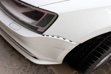 Sibiu şehir merkezi, park edilmiş arabalar. 