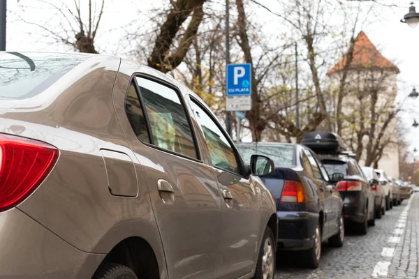 Sibiu centro da cidade, carros estacionados — Fotografia de Stock