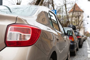 Sibiu şehir merkezi, park edilmiş arabalar. 