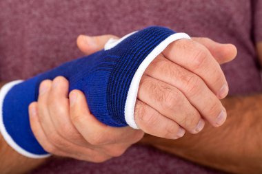Yaralı bileğindeki bandaj.