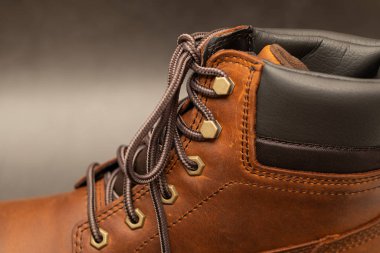 Bir çift yeni kış botu.