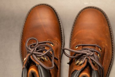 Bir çift yeni kış botu.