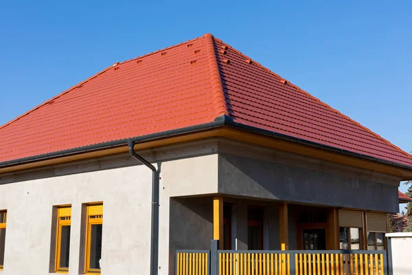 Techo de una casa con ladrillo rojo — Foto de stock © thefutureis