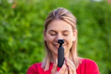 Dji Osmo Kamera tutan kadın