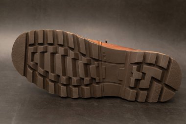 Bir çift yeni kış botu.