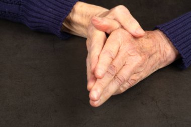 Buruşuk üst düzey eller