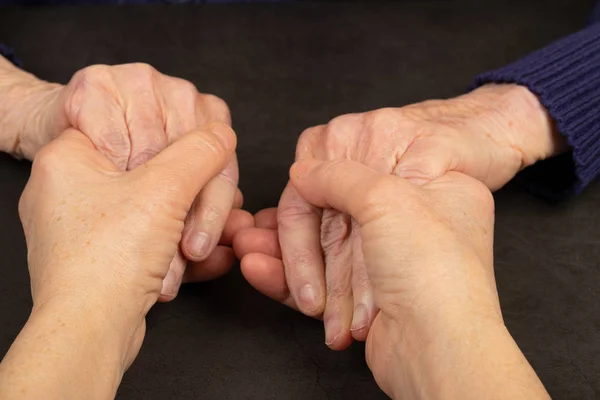 Wrinkled senior hands — Stock Photo, Image