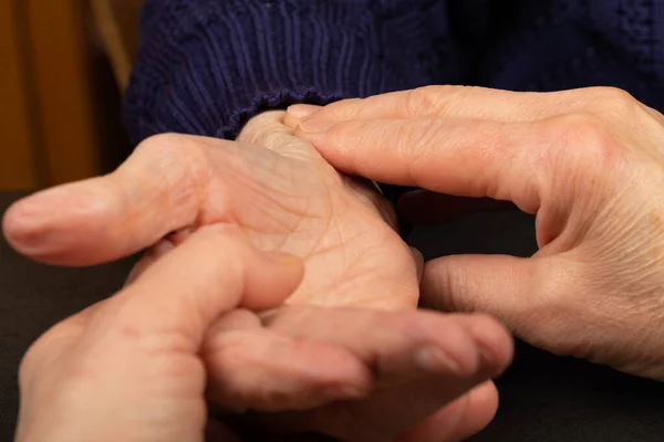 Wrinkled senior hands — Stock Photo, Image