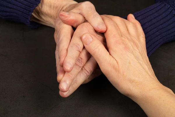 Wrinkled senior hands — Stock Photo, Image