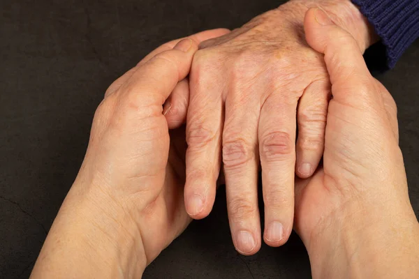 Морщинистые старшие руки — стоковое фото