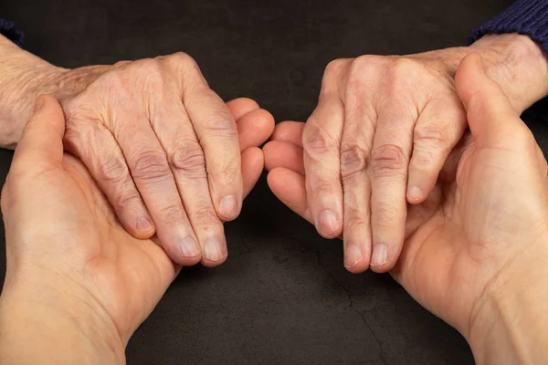 Морщинистые старшие руки — стоковое фото