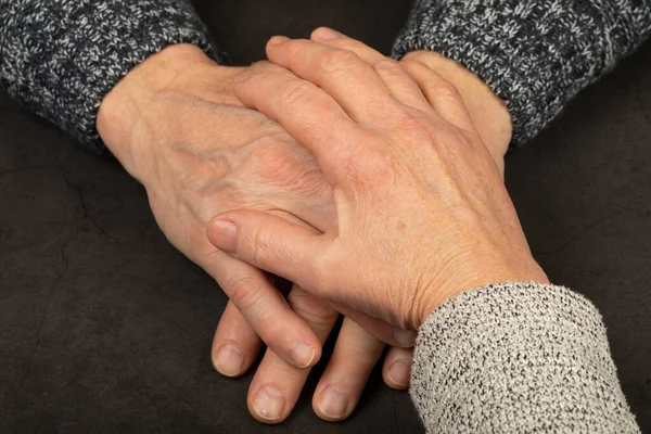 Penjaga Yang Memegang Tangan Pasien Tua Rumah — Stok Foto
