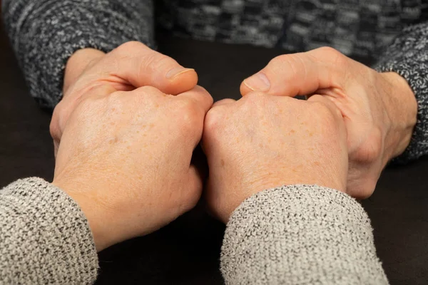 Verzorger Die Oudere Patiënten Hand Thuis — Stockfoto