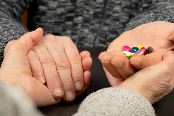 Foto Paziente Anziano Che Tiene Mano Pillole Colorate — Foto Stock