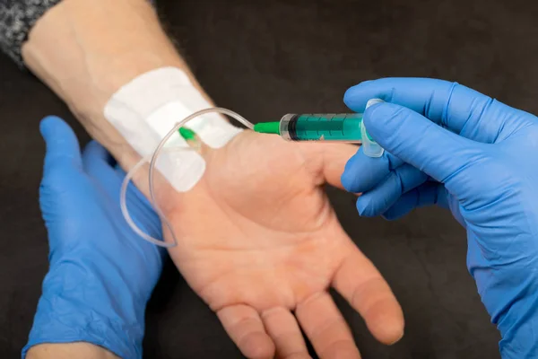 Médico Con Guantes Azules Inyectando Medicamentos Catéter Venoso —  Fotos de Stock