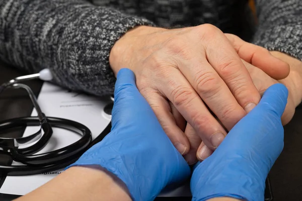 Cuidador Que Sostiene Los Pacientes Ancianos Mano Casa — Foto de Stock