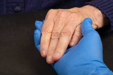 Evde yaşlı hastalarda elini tutarak caregiver