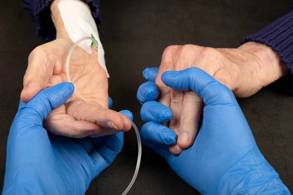 Γιατρός Μπλε Γάντια Που Εγχέει Φάρμακο Καθετήρα Φλέβας — Φωτογραφία Αρχείου