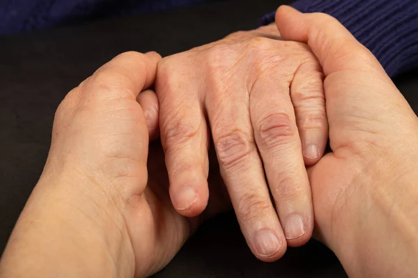 Verzorger Aanraken Van Oudere Patiënten Hand Thuis — Stockfoto