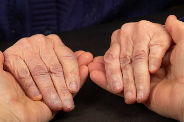 Aidant Touchant Les Patients Âgés Main Maison — Photo