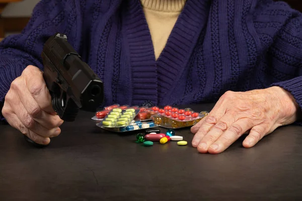 Depresivní Starší Žena Držící Rukou Zbraň — Stock fotografie