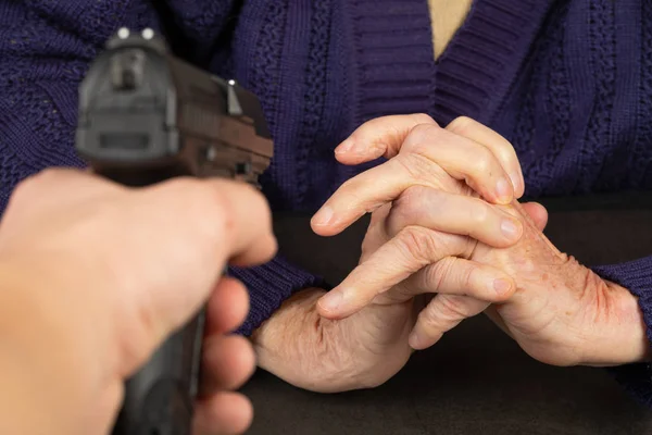 Ladrón Apuntando Con Arma Una Anciana — Foto de Stock