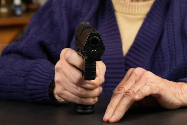 Kıdemli Bir Hastanın Elinde Silah Resmi — Stok fotoğraf