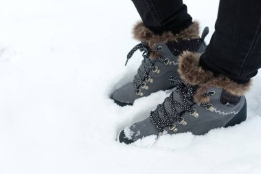 Karda rahat bir kadın çizmesi resmi.