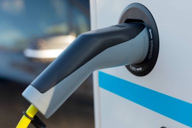 Macaristan 'ın Gyula kentindeki otoparkta elektrik yüklü bir araba var.