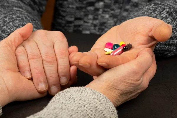 Foto Senior Patientens Hand Som Håller Färgglada Piller — Stockfoto