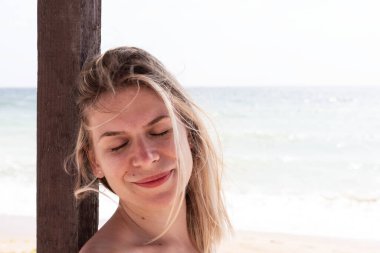 Genç Sarışın kadın Sahil tarafından güzel Panoraması bakıyor