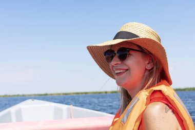 Genç Sarışın kadın Sahil tarafından güzel Panoraması bakıyor